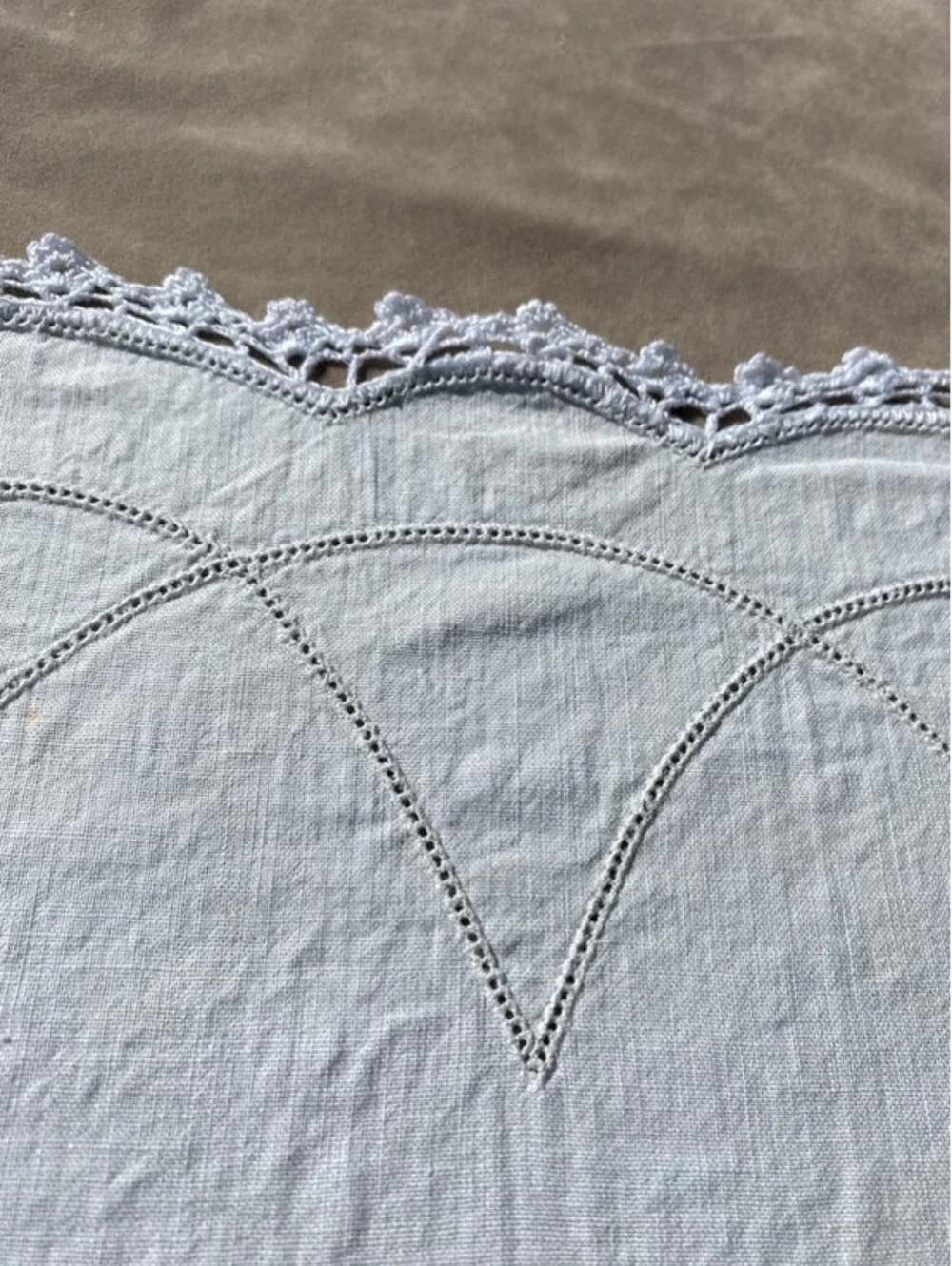 Vintage table runner, linen, white, with lace edges